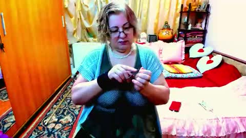 Snapshot of ellyhot53 chatting on 12-21-25, 03:41 ellyhot53 online show from 12-21-25, 03:41