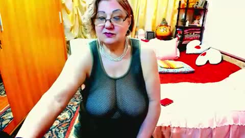 Snapshot of ellyhot53 chatting on 12-22-25, 03:20 ellyhot53 online show from 12-22-25, 03:20