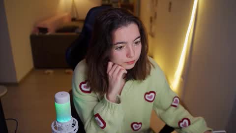 Snapshot of ellynella chatting on 10-20-25, 06:03 Elina online show from 10-20-25, 06:03
