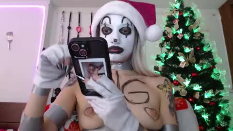 Snapshot of eloise_brown_ chatting on 12-31-24, 09:50 Chelsea Please help me to reach 100 thumbs up online show from 12-31-24, 09:50