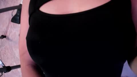 Snapshot of eloisequinn chatting on 09-23-25, 01:58 EloiseQuinn online show from 09-23-25, 01:58