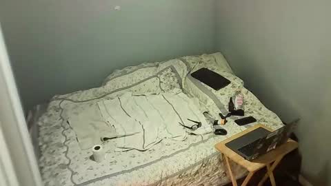 Snapshot of elpouto chatting on 06-19-26, 05:56 Elpouro online show from 06-19-26, 05:56