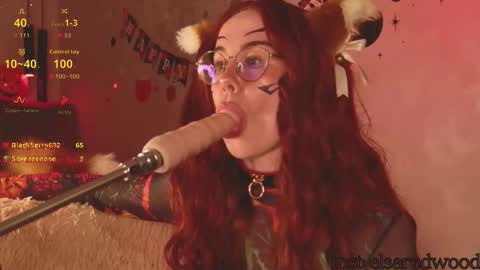 Snapshot of elsaredwood chatting on 10-31-25, 03:35 ElsaRedwood online show from 10-31-25, 03:35