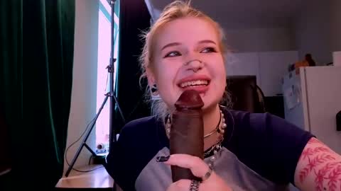 Snapshot of elvenmilk chatting on 05-06-26, 07:46 Ciri online show from 05-06-26, 07:46