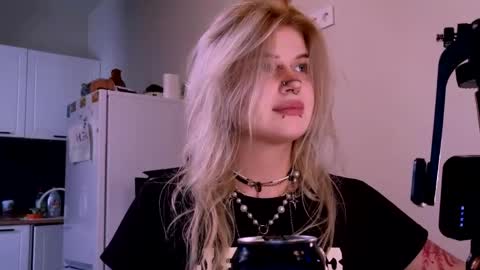 Snapshot of elvenmilk chatting on 05-21-26, 07:48 Ciri online show from 05-21-26, 07:48