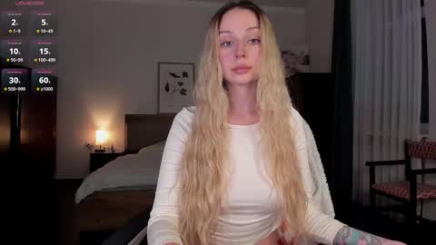 Emilie online show from 11-06-25, 04:41