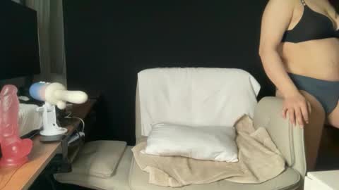 Snapshot of ema_lov3 chatting on 02-10-26, 01:10 Ema Love online show from 02-10-26, 01:10