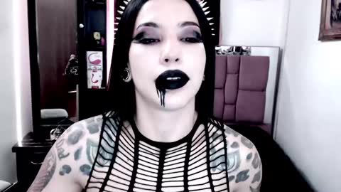 Snapshot of emearld_black chatting on 01-25-25, 12:05 Emerald Black online show from 01-25-25, 12:05