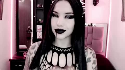 Snapshot of emearld_black chatting on 02-19-25, 10:45 Emerald Black online show from 02-19-25, 10:45