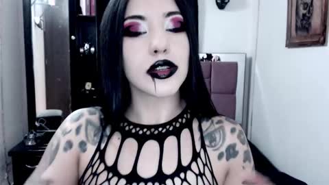 Snapshot of emearld_black chatting on 10-17-25, 07:11 Emerald Black online show from 10-17-25, 07:11