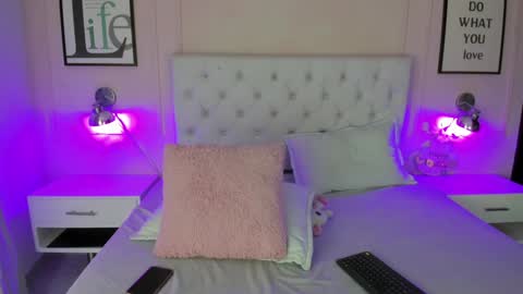 Snapshot of emelie_ch_ chatting on 12-07-24, 05:15 Emily  online show from 12-07-24, 05:15