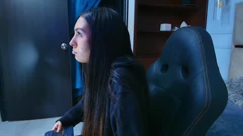 Snapshot of emelie_ch_ chatting on 12-31-24, 12:32 Emily  online show from 12-31-24, 12:32