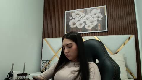 Snapshot of emelie_ch_ chatting on 01-15-26, 02:27 Emily online show from 01-15-26, 02:27