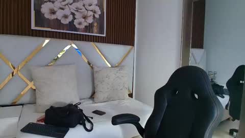 Snapshot of emelie_ch_ chatting on 01-18-26, 04:11 Emily online show from 01-18-26, 04:11