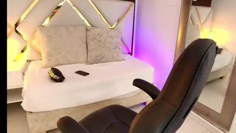 Snapshot of emelie_ch_ chatting on 03-17-26, 04:39 Emily online show from 03-17-26, 04:39