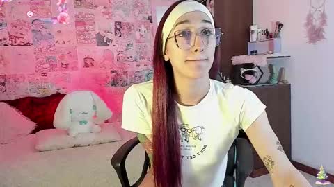 Snapshot of emely_rous chatting on 12-17-25, 01:22 Emely Rous online show from 12-17-25, 01:22