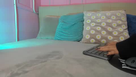 Snapshot of emelyy_carter chatting on 09-19-25, 01:34 Emy online show from 09-19-25, 01:34