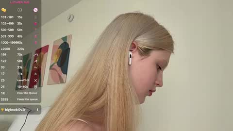 Snapshot of emeraldcotton chatting on 06-17-26, 01:34 Gily online show from 06-17-26, 01:34