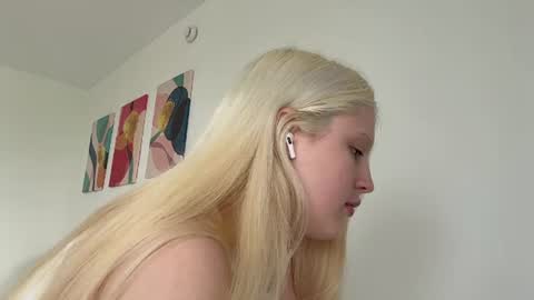 Snapshot of emeraldcotton chatting on 06-29-26, 12:16 Gily online show from 06-29-26, 12:16