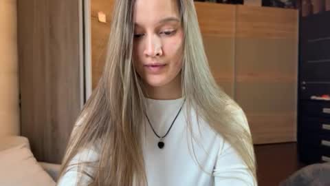 Snapshot of emi__ly chatting on 12-17-25, 07:47 emi__ly online show from 12-17-25, 07:47