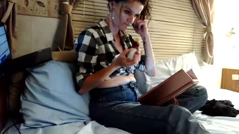 Snapshot of emi_dean87 chatting on 07-12-26, 05:20 Emi dean online show from 07-12-26, 05:20