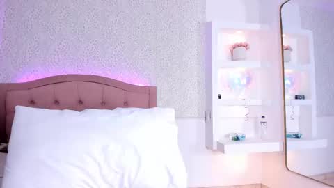 Snapshot of emi_latingirl chatting on 03-11-26, 07:42 EMILY online show from 03-11-26, 07:42