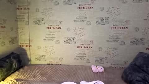 Snapshot of emi_less chatting on 12-14-25, 07:29 Emi online show from 12-14-25, 07:29