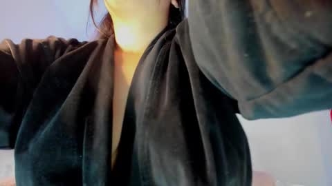 Snapshot of emiily15_ chatting on 11-18-25, 06:23 Emi online show from 11-18-25, 06:23