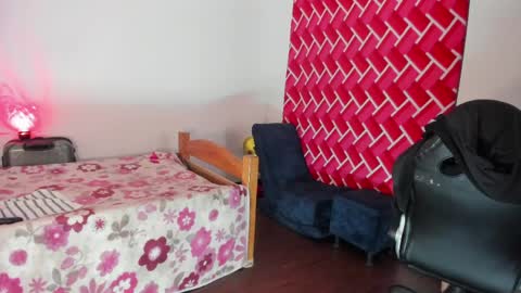 Snapshot of emiily15_ chatting on 05-24-26, 06:57 Emi online show from 05-24-26, 06:57