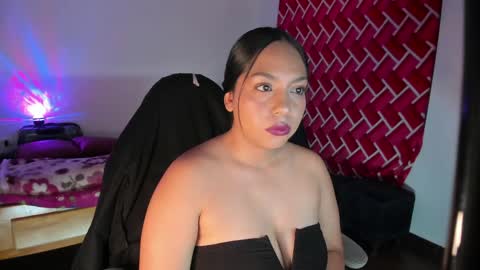 Snapshot of emiily15_ chatting on 05-31-26, 07:15 Emi online show from 05-31-26, 07:15