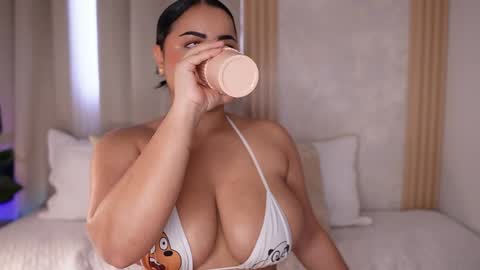 Snapshot of emiily_bell chatting on 12-25-24, 09:54 online show from 12-25-24, 09:54