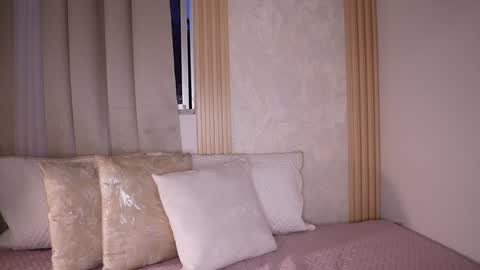Snapshot of emiily_bell chatting on 12-28-24, 10:58 online show from 12-28-24, 10:58