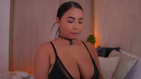 Snapshot of emiily_bell chatting on 09-10-25, 04:34 online show from 09-10-25, 04:34