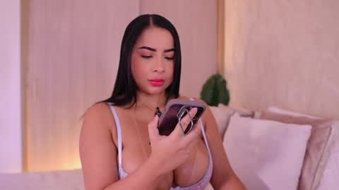 Snapshot of emiily_bell chatting on 09-24-25, 07:17 online show from 09-24-25, 07:17