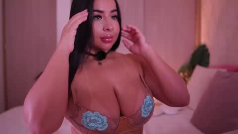 Snapshot of emiily_bell chatting on 10-08-25, 09:23 online show from 10-08-25, 09:23