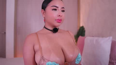 Snapshot of emiily_bell chatting on 10-16-25, 07:26 online show from 10-16-25, 07:26