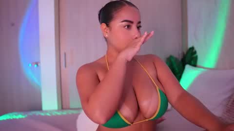 Snapshot of emiily_bell chatting on 07-09-26, 01:59 online show from 07-09-26, 01:59
