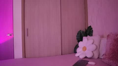 Snapshot of emiily_bell chatting on 07-19-26, 11:41 online show from 07-19-26, 11:41