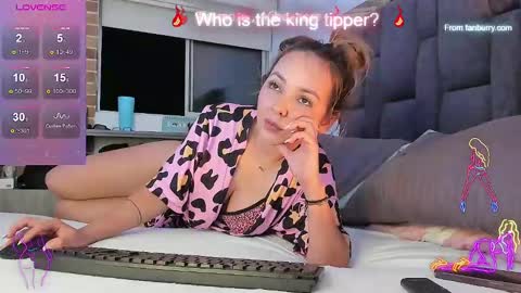 Snapshot of emiily_morgaan chatting on 01-14-25, 02:40 Emy online show from 01-14-25, 02:40