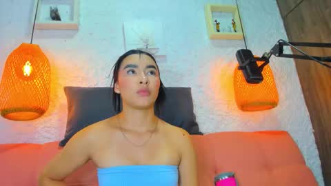 Snapshot of emiily_s chatting on 10-11-25, 12:15 Emily online show from 10-11-25, 12:15