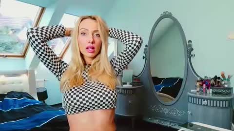 Emila online show from 01-31-25, 09:16