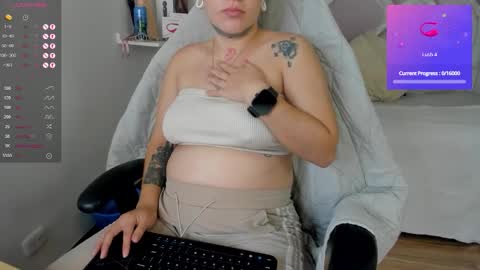 Snapshot of emilayton_ chatting on 02-17-26, 06:36 emilayton_ online show from 02-17-26, 06:36