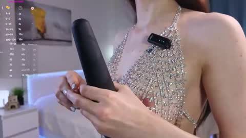 Snapshot of emiliamilas chatting on 05-22-26, 04:08 Emma online show from 05-22-26, 04:08
