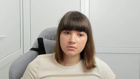 Snapshot of emilli_moon chatting on 05-20-26, 06:19 Emmi online show from 05-20-26, 06:19