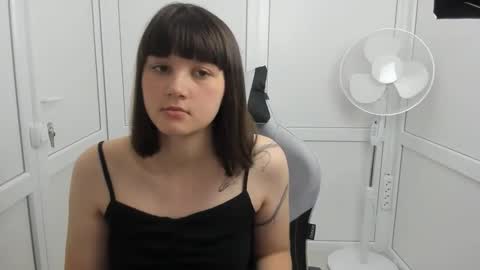 Snapshot of emilli_moon chatting on 05-31-26, 06:21 Emmi online show from 05-31-26, 06:21