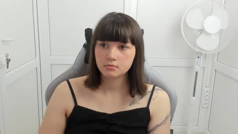 Snapshot of emilli_moon chatting on 06-03-26, 06:05 Emmi online show from 06-03-26, 06:05