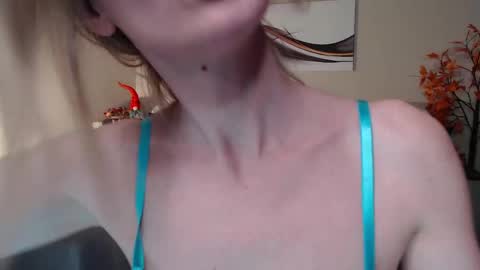 Snapshot of emilly_angel chatting on 03-06-25, 08:27 Emily online show from 03-06-25, 08:27