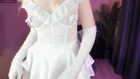 Snapshot of emily_air chatting on 02-28-25, 11:12 Emily online show from 02-28-25, 11:12
