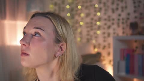 Snapshot of emily_fox_official chatting on 12-02-24, 01:25 Em - online show from 12-02-24, 01:25