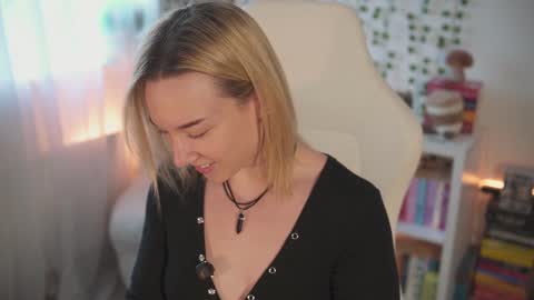 Snapshot of emily_fox_official chatting on 12-06-24, 01:33 Em - online show from 12-06-24, 01:33